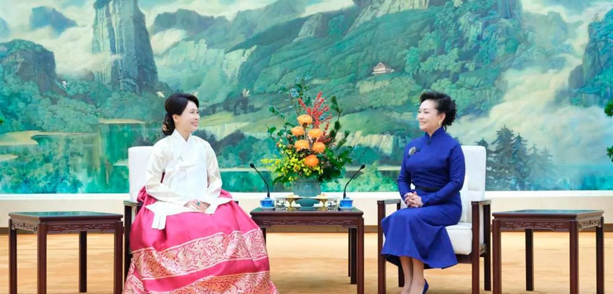 Peng Liyuan e a primeira-dama sul-coreana, Kim Hye-kyung, conversam durante o chá