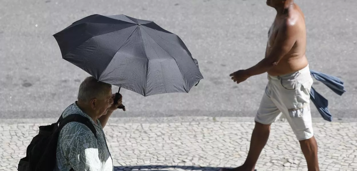 Rio de Janeiro (RJ) - 26/12/2025 - Pessoas se protegem do sol no centro da cidade em dia de calor 