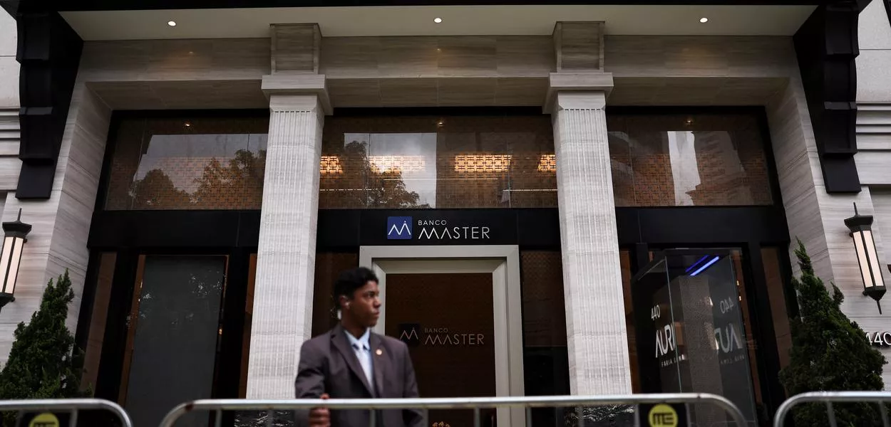 Segurança do lado de fora do Banco Master, após a prisão do acionista controlador do banco, Daniel Vorcaro, em São Paulo - 18 de novembro de 2025