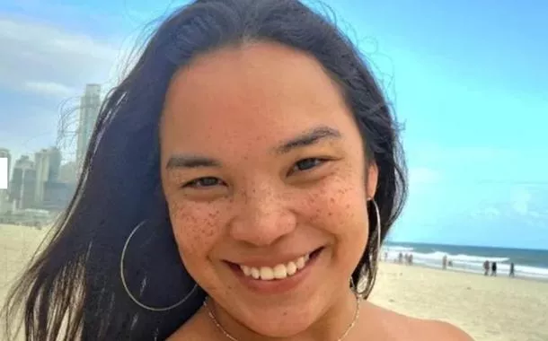 Segundo relatos, Renata Yassu Nakama estava apoiada em uma das janelas do veículo. O vidro se desprendeu e a jovem caiu na rodovia.