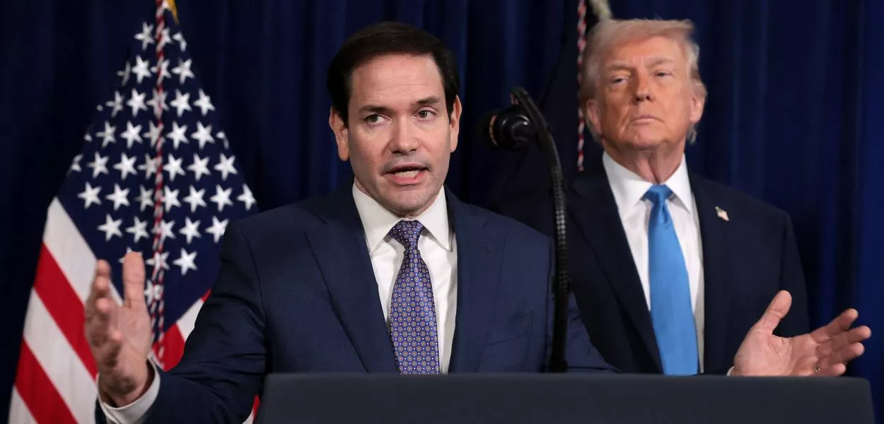 Rubio fala durante coletiva de imprensa, observado por Trump