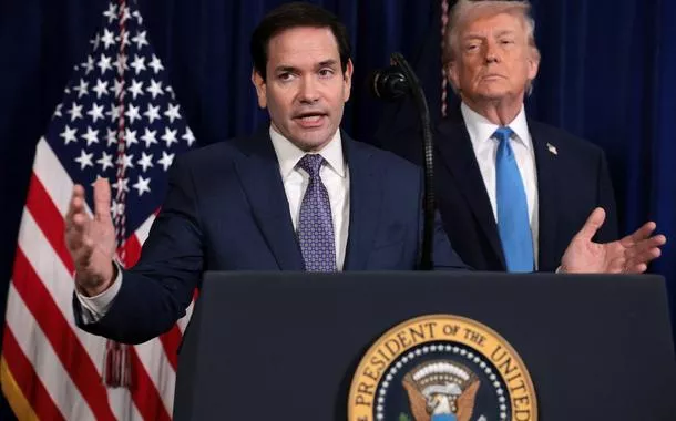 Rubio fala durante coletiva de imprensa, observado por Trump 
