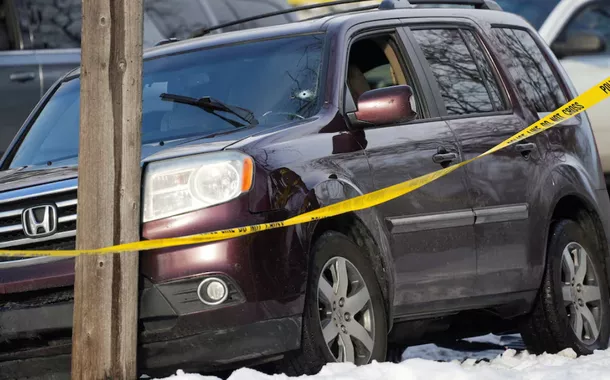 Fita policial é vista ao redor de um veículo com um buraco de bala no para-brisa após um motorista ter sido baleado em Minneapolis, Minnesota, EUA, 7 de janeiro de 2026