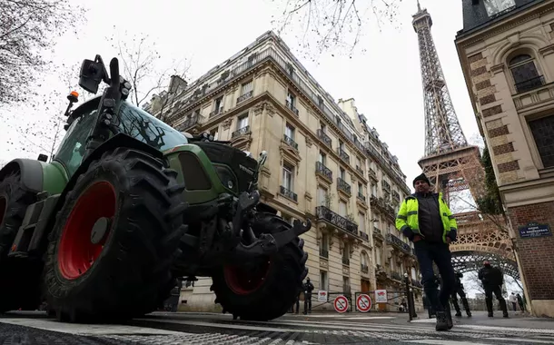 Agricultores franceses ocupam Paris em protesto contra acordo com o Mercosul