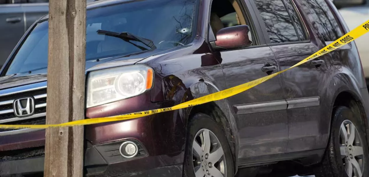 Fita policial é vista ao redor de um veículo com um buraco de bala no para-brisa após um motorista ter sido baleado em Minneapolis, Minnesota, EUA, 7 de janeiro de 2026