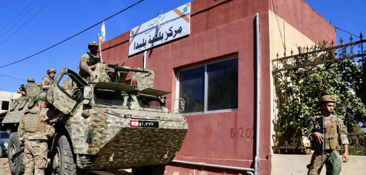 Exército libanês chegando à vila fronteiriça de Blida, no Líbano, após a retirada das tropas israelenses, em  30 de outubro de 2025