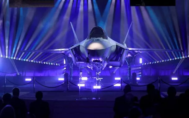 Apresentação do novo F-35 durante uma cerimônia de lançamento dos jatos de combate F-35 na instalação da Lockheed Martin Aeronautics em Fort Worth, Texas, EUA, em 16 de dezembro de 2025.