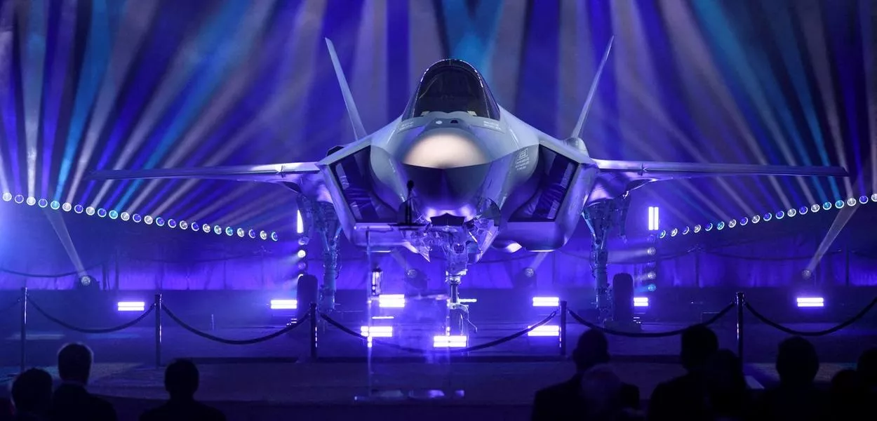 Apresentação do novo F-35 durante uma cerimônia de lançamento dos jatos de combate F-35 na instalação da Lockheed Martin Aeronautics em Fort Worth, Texas, EUA, em 16 de dezembro de 2025.