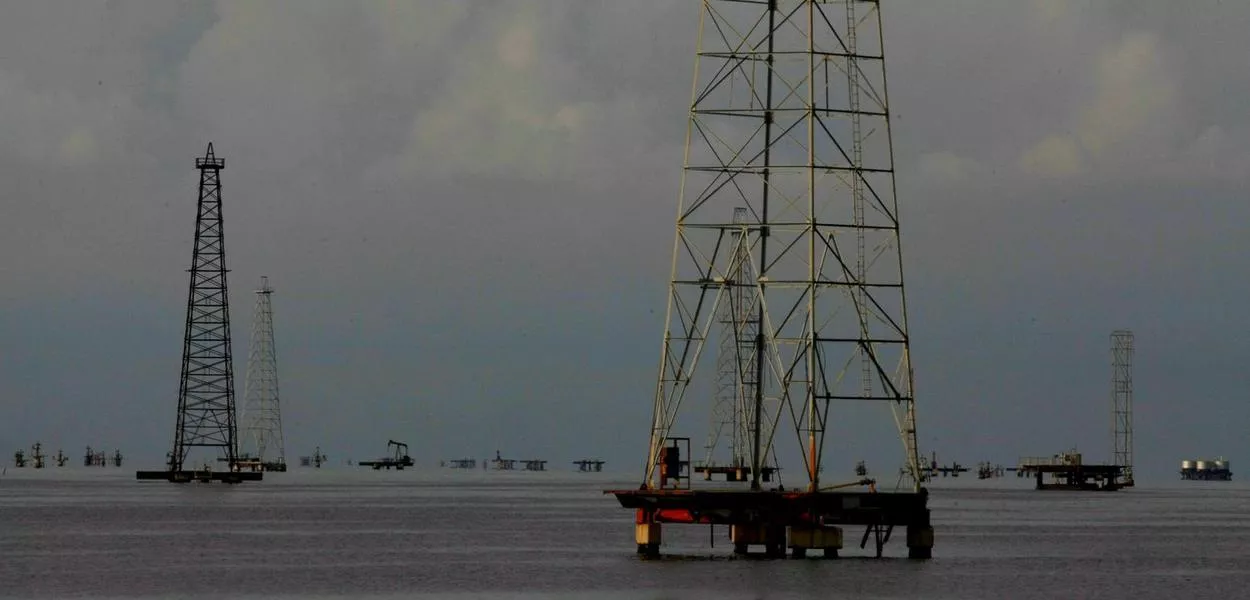 Bombas de extração de petróleo são vistas no Lago Maracaibo, em Cabimas, na Venezuela, em 5 de outubro de 2017