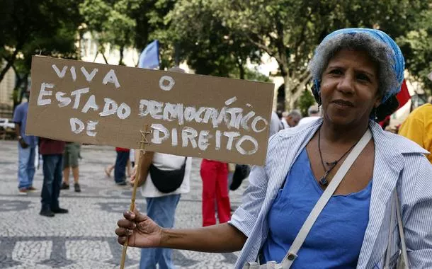 Rio de Janeiro (RJ) - 08/01/2026 - Manifestantes durante ato pela democracia, em memória aos antidemocráticos de 8 de janeiro de 2023, na Cinelândia, centro da cidade. 