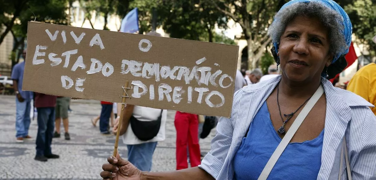 Rio de Janeiro (RJ) - 08/01/2026 - Manifestantes durante ato pela democracia, em memória aos antidemocráticos de 8 de janeiro de 2023, na Cinelândia, centro da cidade.