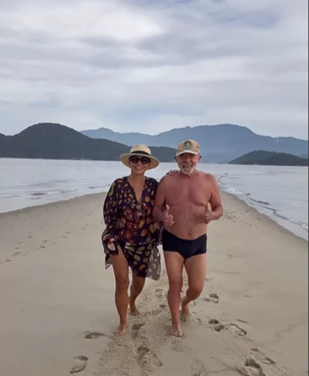 Em vídeo publicado pela primeira-dama em Restinga da Marambaia, no Rio de Janeiro, presidente diz que "ondas vindas da direita e da esquerda se juntam para construir o mar"