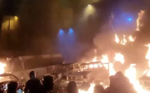 Manifestantes queimam veículos em meio à crescente onda de protestos antigovernamentais, em Teerã, Irã, nesta captura de tela obtida de um vídeo de mídia social divulgado em 9 de janeiro de 2026. 