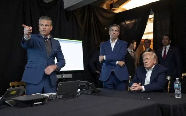 Uma fotografia publicada pelo presidente dos EUA, Donald Trump, na rede Truth Social, mostra a reunião com o diretor da CIA, John Ratcliffe, e o secretário da Guerra dos EUA, Pete Hegseth, enquanto comandam a invasão militar americana na Venezuela - 03/01/2026