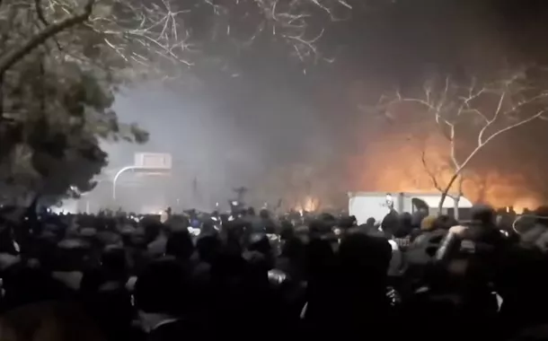 Protesto na rodovia Vakilabad, em Mashhad, província de Razavi Khorasan, Irã, em 10 de janeiro de 2026, nesta captura de tela obtida de um vídeo de mídia social. 