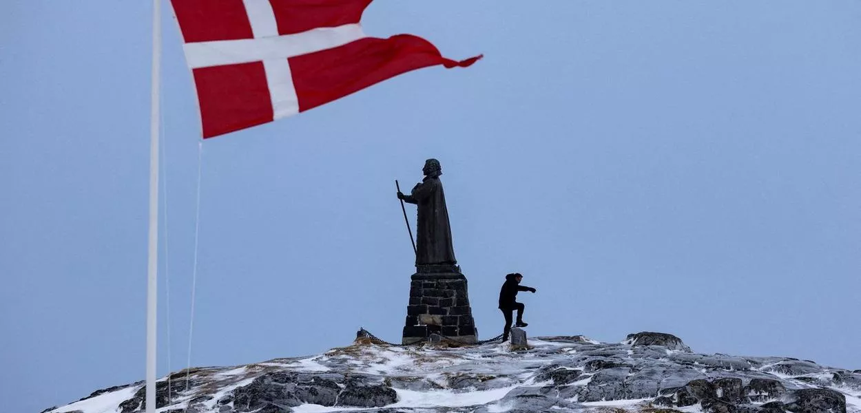 Homem perto da bandeira de Dinamarca em Nuuk, na Groenlândia - 09/03/2025 