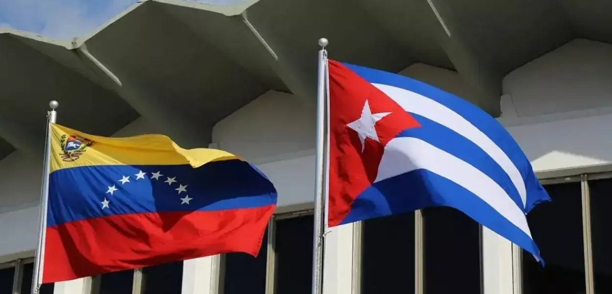 Bandeiras da Venezuela e de Cuba