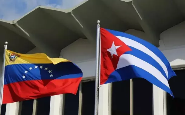 Bandeiras da Venezuela e de Cuba