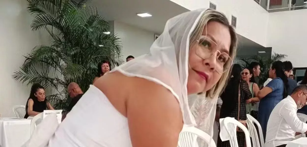 Pedagoga Nayra Saldanha, de 50 anos, assina termo de posse vestida de noiva