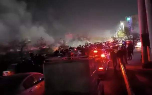 Fumaça sobe durante os protestos violentos contra o governo do Irã em Mashhad, no Irã - 10/01/2026 