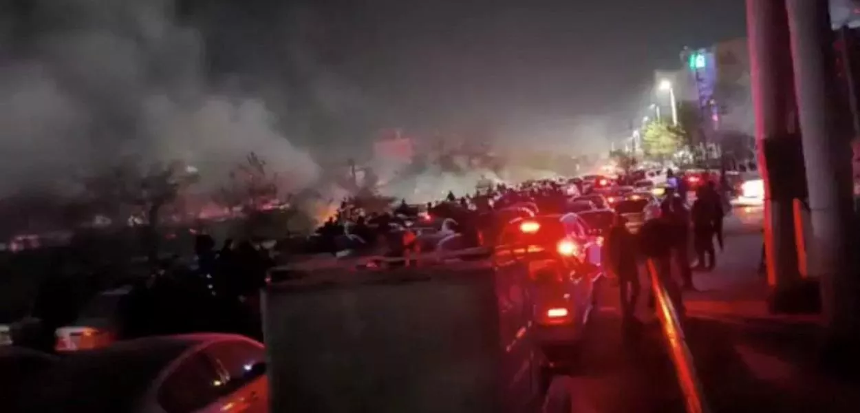 Fumaça sobe durante os protestos violentos contra o governo do Irã em Mashhad, no Irã - 10/01/2026 