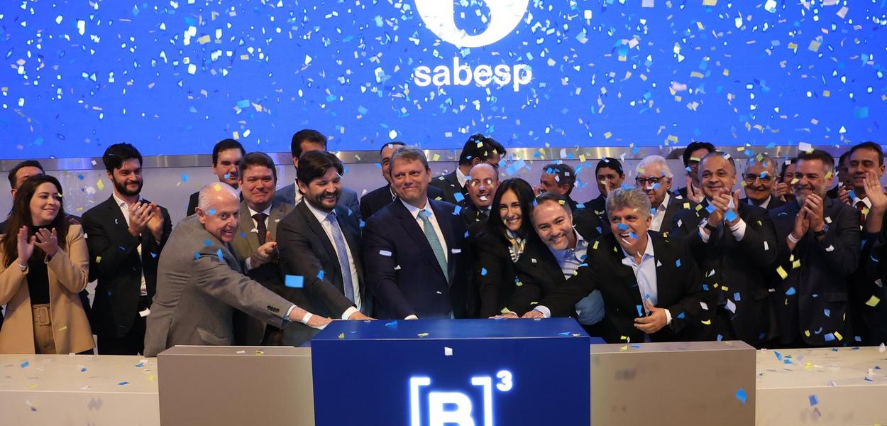 Tarcísio entregou a Sabesp, que provocou a explosão em São Paulo, numa privatização sem disputa