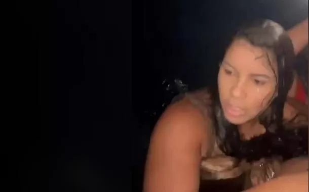 Moradores e pescadores conseguiram resgatar vítimas com vida e sem ferimentos. Marinha do Brasil vai investigar o que levou embarcação a virar.