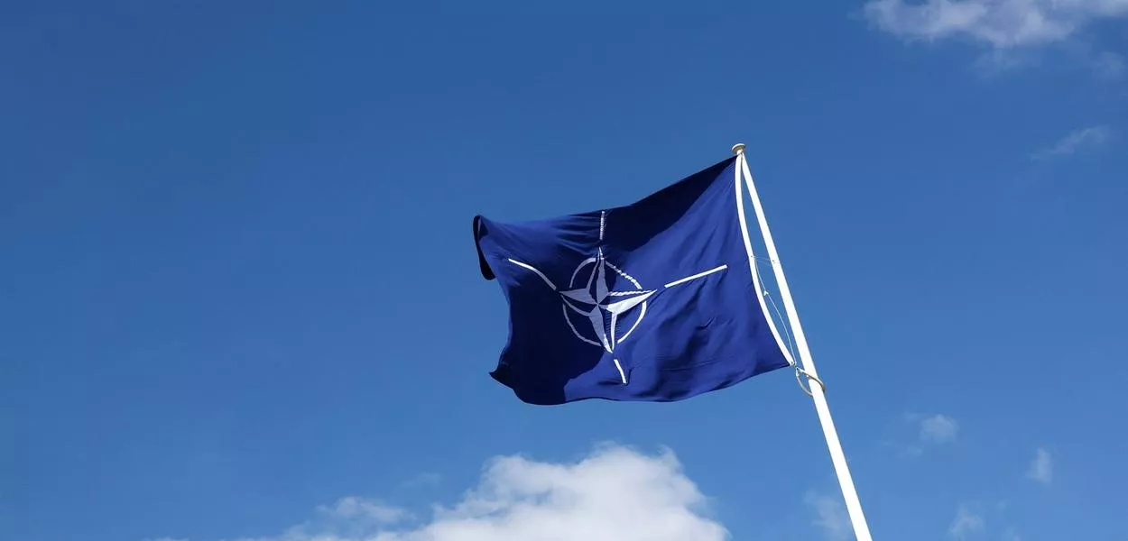 Bandeira da Otan na sede da aliança militar em Bruxelas, Bélgica - 02/04/2025