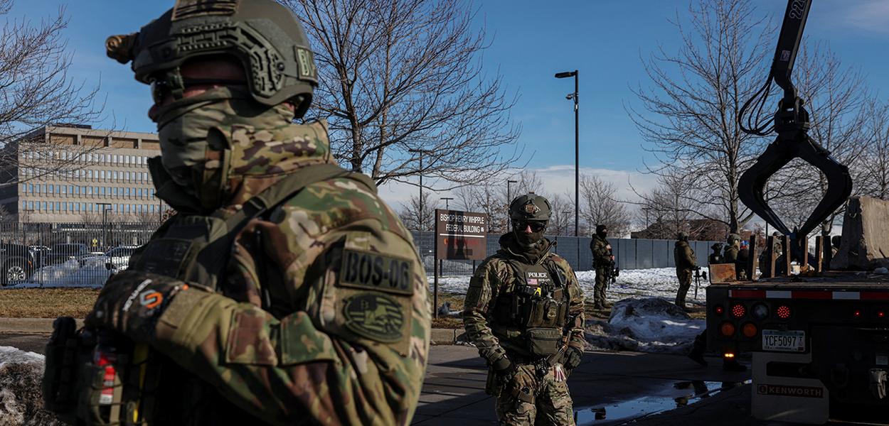 ICE invade casa em Minnesota e arrasta homem quase nu para a neve