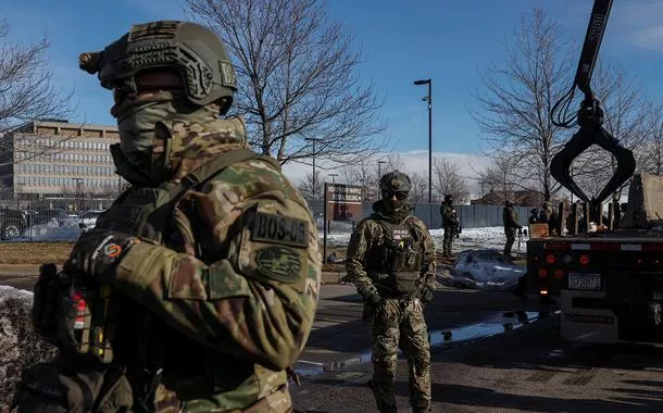 Agentes do Serviço de Imigração e Alfândega dos Estados Unidos (ICE) fazem a segurança durante protestos em Minneapolis, Minnesota, EUA
9 de janeiro de 2026
