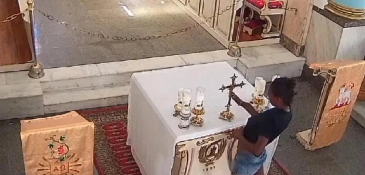 Câmeras de segurança da igreja, localizada em Niterói, registraram o momento em que a mulher pega o crucifixo e o esconde embaixo da blusa