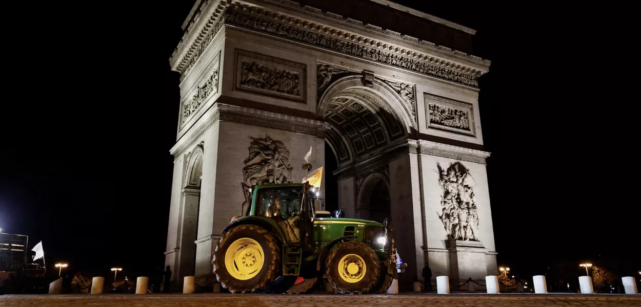 Un tractor se encuentra frente al Arco de Triunfo mientras los agricultores franceses protestan por el manejo por parte del gobierno del acuerdo de libre comercio entre la Unión Europea y el Mercosur y el brote de dermatosis nodular contagiosa, en París, Francia, el 13 de enero de 2026.