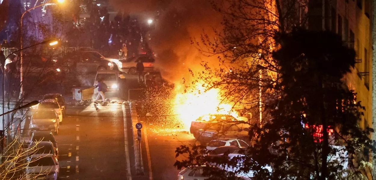 Carros queimam em meio a protestos nas ruas de Teerã, Irã - 08/01/2026 