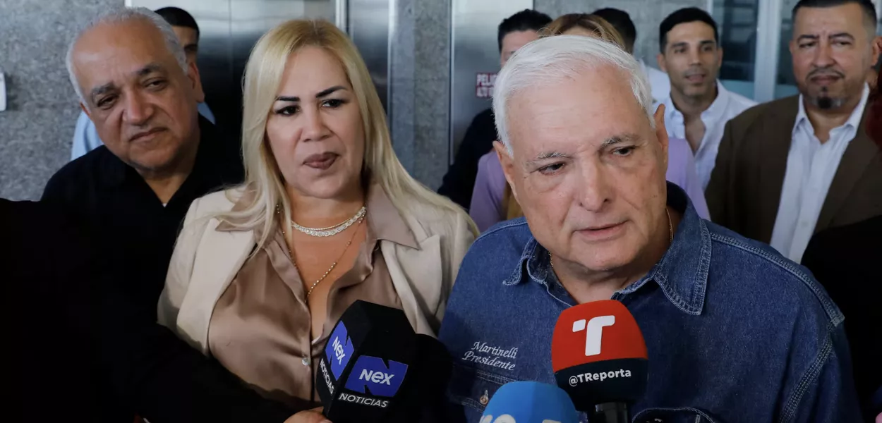 O ex-presidente do Panamá Ricardo Martinelli fala com a imprensa na Cidade do Panamá, Panamá, em 6 de fevereiro de 2024.