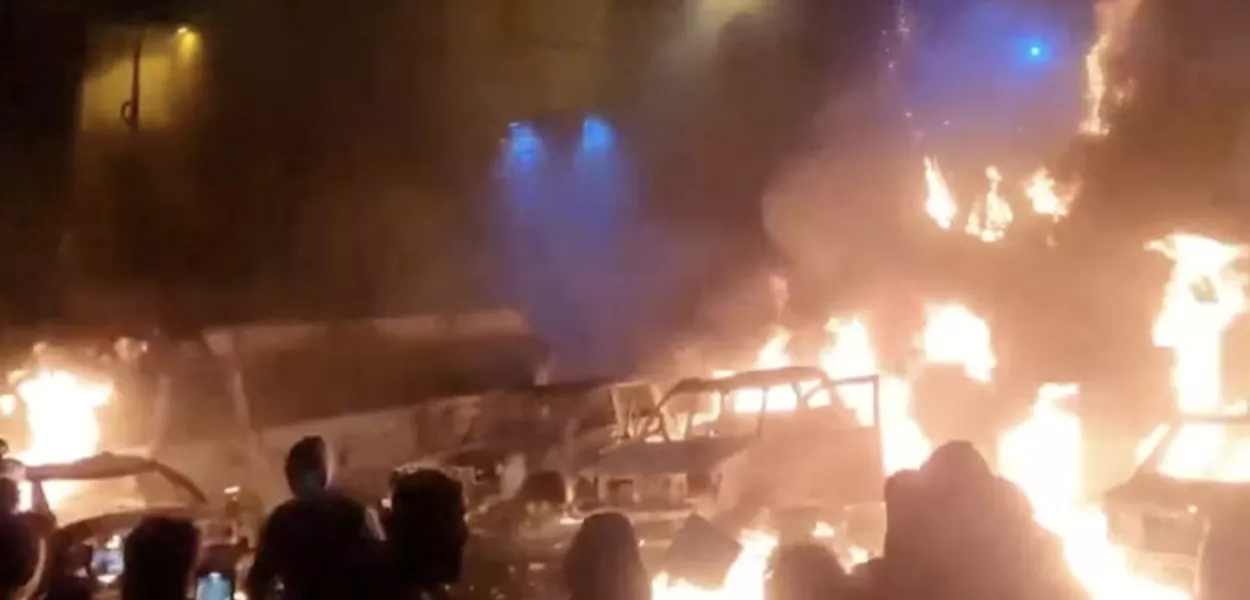 Manifestantes queimam veículos em meio à crescente onda de protestos antigovernamentais, em Teerã, Irã, nesta captura de tela obtida de um vídeo de mídia social divulgado em 9 de janeiro de 2026