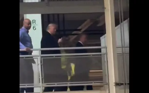 Trump xinga e mostra dedo do meio a funcionário após ser chamado de 'protetor de pedófilo'