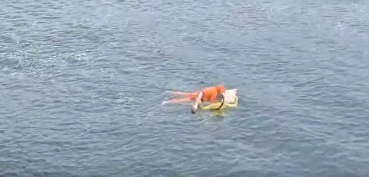 Rodrigo Valmoci Bento, de 36 anos, sobreviveu a um naufrágio após passar horas no mar, agarrado a uma porta de geladeira