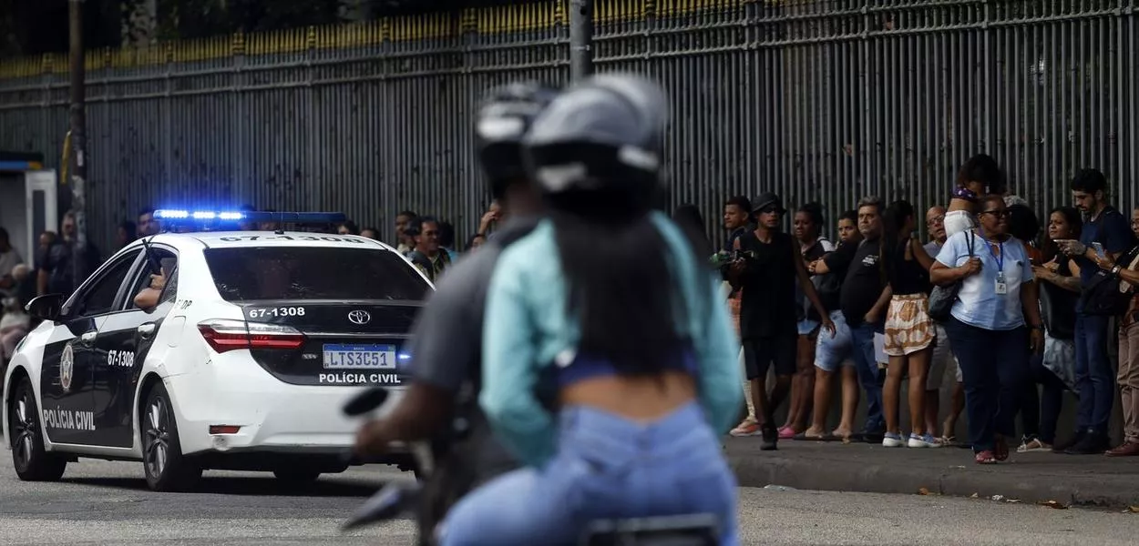 Rio de Janeiro (RJ) - 10/28/2025 - During a police operation against Comando Vermelho, lines formed at bus stops and vans providing supplementary transportation in the Central do Brasil region, with workers being released early due to the violent situation.