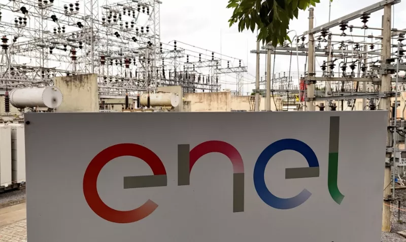 Logo da Enel em uma subestação em São Paulo - 26 de março de 2025