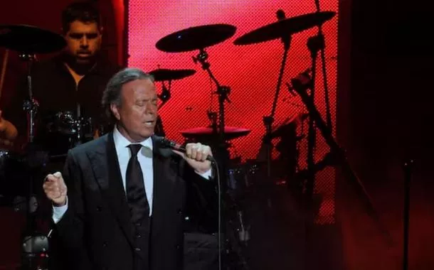 Julio Iglesias nega acusações de abuso sexual e diz que denúncias são falsas