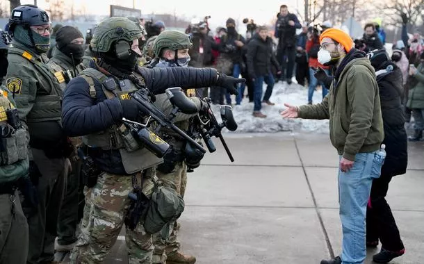 Apoio às políticas migratórias de Trump cai após tragédias em Minneapolis