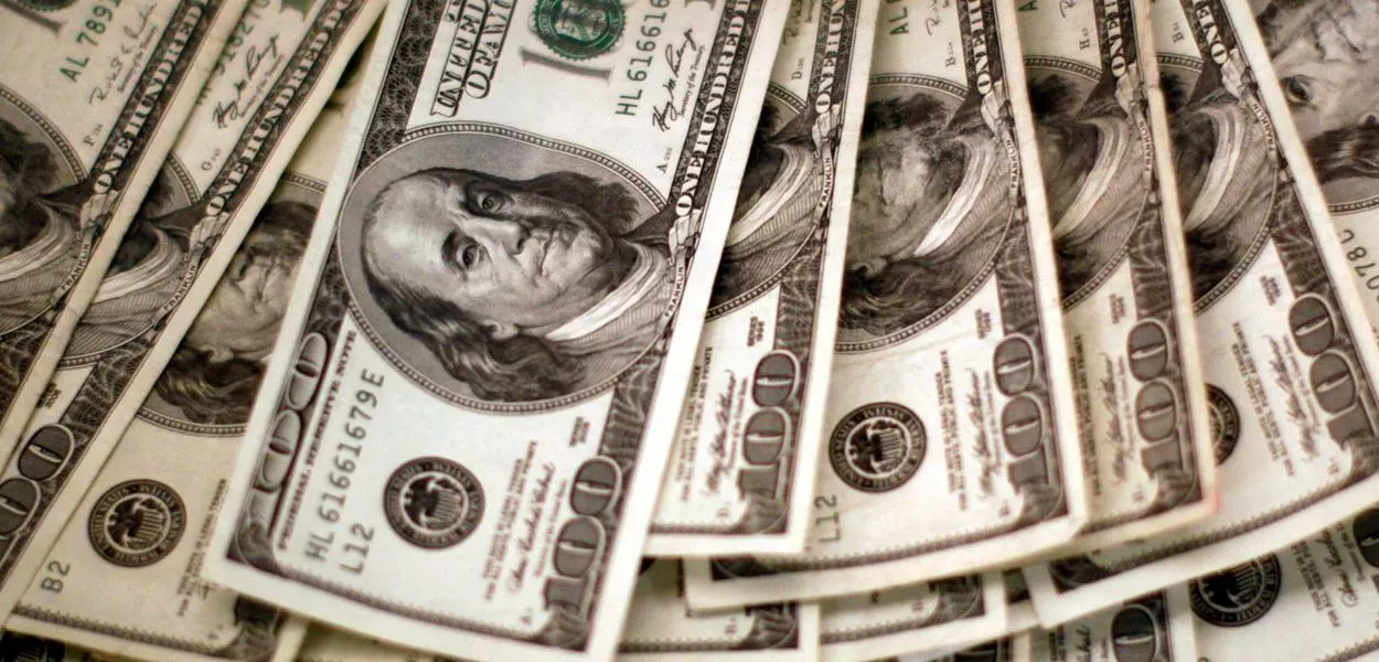 Funcionário conta notas de dólares em um banco em Westminster, Colorado, EUA - 03/11/2009