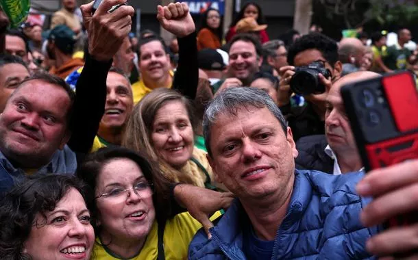 Moraes autoriza Tarcísio a visitar Bolsonaro na Papudinha