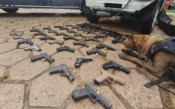 PRF intercepta arsenal com 35 pistolas destinado ao Complexo do Alemão