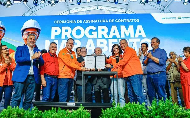 Magda Chambriard, Lula e outras lideranças durante cerimônia de assinatura de contratos para construção de navios gaseiros, empurradores e barcaças. Rio Grande (RS) - Brasil