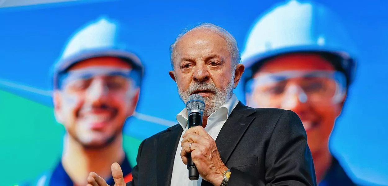 Presidente da República, Luiz Inácio Lula da Silva, durante cerimônia de assinatura de contratos para construção de navios gaseiros, empurradores e barcaças. Rio Grande (RS) - Brasil