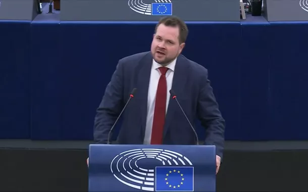 "Vá se f**", diz eurodeputado dinamarquês a Trump em debate sobre a Groenlândia