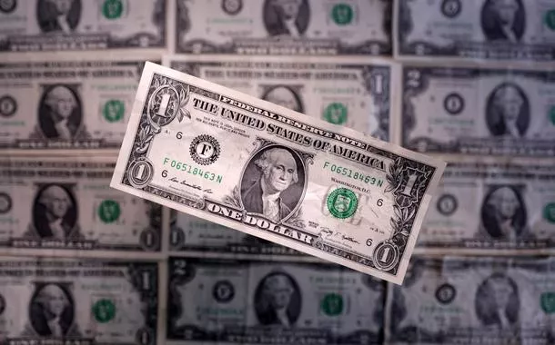 Dólar cai mais de 1% com entrada de fluxo na bolsa
