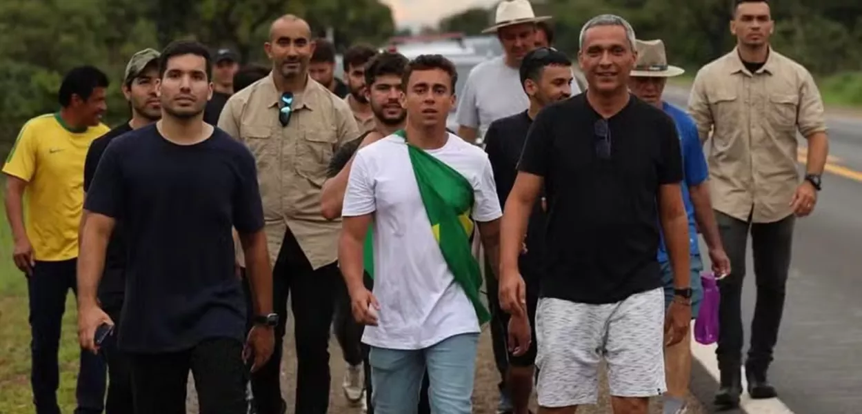 Nikolas Ferreira ao lado dos deputados André Fernandes  e Gustavo Gayer