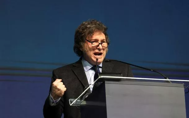 Milei pressiona Câmara dos Deputados para aprovar reforma trabalhista enquanto reprime manifestantes